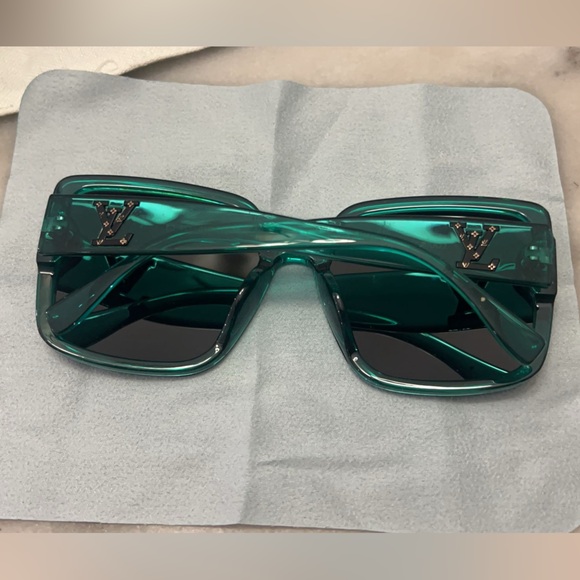 New Replica Sunglasses 😎 Beautiful Color 🕶️Not Original this are boutique 🕶️ - Picture 3 of 7